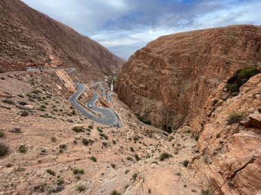 Fas, Afrika: Boumalne Dades 'ten Dades Gorge' a uzanan sarmal yol, Atlas ve Atlas 'ı (veya daha küçük Atlas) ayıran Dades Nehri tarafından oyulmuş bir vadi.