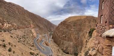 Fas, Afrika: Boumalne Dades 'ten Dades Gorge' a uzanan sarmal yol, Atlas ve Atlas 'ı (veya daha küçük Atlas) ayıran Dades Nehri tarafından oyulmuş bir vadi.