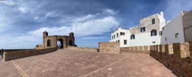 Fas, Afrika: Panoramik ufuk çizgisi ve 1960 'lara kadar Mogador olarak bilinen Essaouira manzarası, Scala limanındaki kale ve kale Atlantik Okyanusu' na bakıyor.