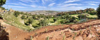 Fes, Fas, Afrika: Borj Nord (Burç al-Şamal) tahkimatından görülen tepelerle çevrili eski Medine ve Ville Nouvelle (Yeni Şehir) ile şehrin çarpıcı panoramik silueti 