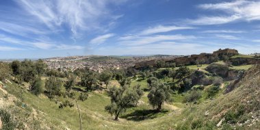 Fes, Fas, Afrika: Borj Nord (Burç al-Şamal) tahkimatından görülen tepelerle çevrili eski Medine ve Ville Nouvelle (Yeni Şehir) ile şehrin çarpıcı panoramik silueti 