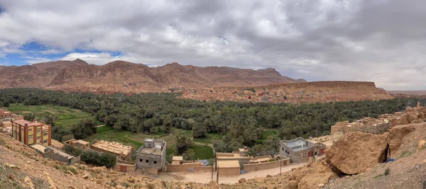 モロッコ アフリカ ブーマルヌ ダデスとダデス ゴージの近くにある緑豊かなダデス渓谷の美しい粘土の村の1つで ダデス川がアトラスとアンチアトラス山脈を隔てて彫刻しています — ストック写真