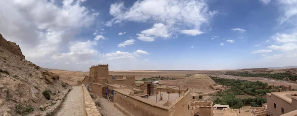 モロッコ 有名な映画やテレビシリーズの舞台として使用されるサハラとマラケシュの間の元キャラバンルートに沿って歴史的な要塞化された村Ait Benhadouの古代の壁とスカイラインの景色 — ストック写真