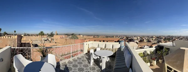 摩洛哥马拉喀什 阳光灿烂的一天 从位于阿特拉斯山脉山脚以西的摩洛哥四个皇家城市之一马拉喀什的天际线上俯瞰全景 — 图库照片