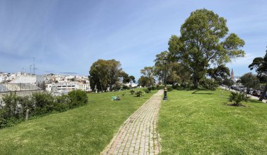 Tangier, Fas: Mendoubia Garden (Jardin de la Mendoubia), şehir merkezindeki halka açık park çevresindeki binadan sonra, Ticaret Divanı