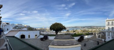 Fas: eski Tangier şehrinin eski duvarları ve ufuk çizgisi, Afrika 'nın kapısı, Cebelitarık Boğazı' nın önündeki Maghreb şehri, Arap, Portekiz, İspanyol ve İngiliz kültürünün karışımı.