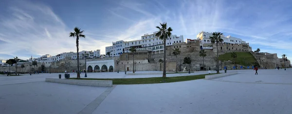 モロッコ タンジェの古代の壁とスカイライン旧市街 アフリカのドア ジブラルタル海峡の前のマグレブ海岸の都市 アラブのミックス ポルトガル語 スペイン語と英国の文化 — ストック写真