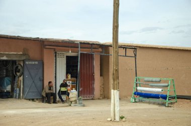 Fas sokaklarında şehir hayatı, dükkanlar, atölyeler, pazarlar ve ortak yaşam. İnsanlar ve meslekler. 03-14-2023.