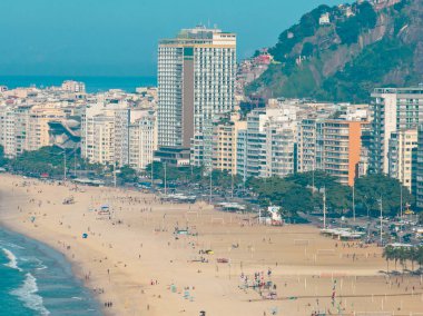 Rio de Janeiro 'nun havadan görünüşü, Copacabana plajı. Manzaralar. Gökdelenler, plajlar ve doğa. Kaldırımlar ve sokaklar. Şehrin şehir merkezinden. 05-06-2023-Rio de Janeiro. Brezilya. 