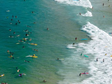 Rio de Janeiro 'nun hava manzarası, suda sörfçüler, Ipanema plajı. Atlantik Okyanusu dalgaları. 06-07-2023. Brezilya