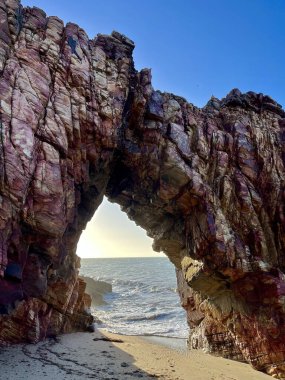 Brezilya, Güney Amerika: Güney Amerika 'da Pedra Furada' nın (Delik Taşı) manzarası, Jericoacoara sahilinde kemerli kaya oluşumu, Güney Amerika 'nın kuzeydoğusunda kum sokakları bulunan ünlü şehir