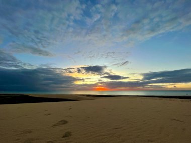 Brezilya: Dev kum tepelerinde harika bir gün batımı ve Jericoacoara 'yı çevreleyen doğal göller, Güney Amerika' nın kuzeydoğusunda kum sokakları olan ünlü şehir.