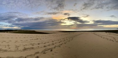 Brezilya: Dev kum tepelerinde harika bir gün batımı ve Jericoacoara 'yı çevreleyen doğal göller, Güney Amerika' nın kuzeydoğusunda kum sokakları olan ünlü şehir.