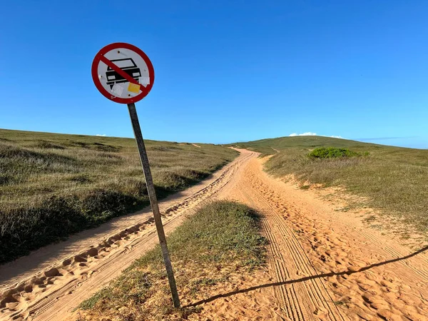 ブラジル 自然に囲まれた道の車の禁止標識ペドラ ファラーダ 穴の開いた石 北東部の砂の通りで有名なジェリコアラのビーチでアーチ型の岩の形成に到達する — ストック写真