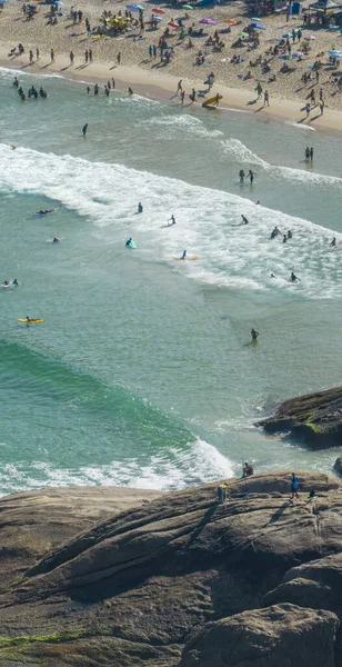 Vista Aérea Río Janeiro Surfistas Agua Playa Ipanema Ondas Del — Foto de Stock