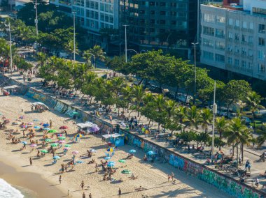Ipanema plajının havadan görünüşü. İnsanlar sahilde güneşleniyor, oyun oynuyor, deniz sporları yapıyorlar. Rio de Janeiro 'da. Brezilya