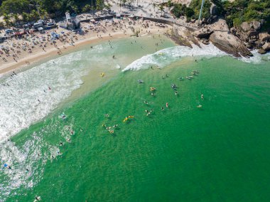 Diabo plajı ve Ipanema plajı, Pedra do Arpoador. İnsanlar sahilde güneşleniyor, oyun oynuyor, deniz sporları yapıyorlar. Rio de Janeiro 'da. Brezilya