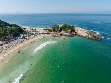 Diabo plajı ve Ipanema plajı, Pedra do Arpoador. İnsanlar sahilde güneşleniyor, oyun oynuyor, deniz sporları yapıyorlar. Rio de Janeiro 'da. Brezilya