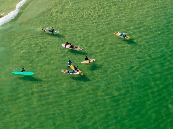 在伊帕尼玛海滩的水面上的冲浪者的空中照片 大西洋波浪 2023 巴西里约热内卢 — 图库照片