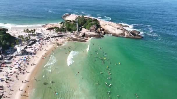 水上でのサーファーの空中ビュー イパネマビーチ 大西洋の波 人々は日光浴やビーチで遊ぶ 海のスポーツ 2023ブラジル リオデジャネイロ 動画クリップ