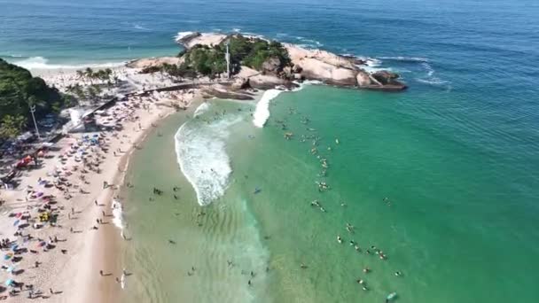 水上でのサーファーの空中ビュー イパネマビーチ 大西洋の波 人々は日光浴やビーチで遊ぶ 海のスポーツ 2023ブラジル リオデジャネイロ ロイヤリティフリーストック映像