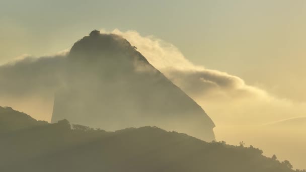夜明けに太陽の光の下で雲に包まれたシュガーローフの空中ビュー リオデジャネイロ ブラジル ロイヤリティフリーのストック動画