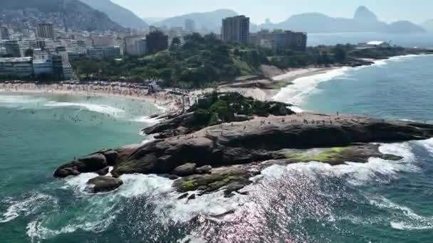 DiaboビーチとIpanemaビーチの空中ビュー Pedra Arpoador 人々は日光浴やビーチで遊ぶ 海のスポーツ リオデジャネイロ ブラジル ロイヤリティフリーのストック動画