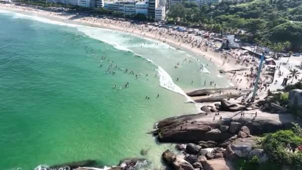 DiaboビーチとIpanemaビーチの空中ビュー Pedra Arpoador 人々は日光浴やビーチで遊ぶ 海のスポーツ リオデジャネイロ ブラジル ストック映像