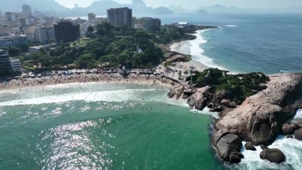 DiaboビーチとIpanemaビーチの空中ビュー Pedra Arpoador 人々は日光浴やビーチで遊ぶ 海のスポーツ リオデジャネイロ ブラジル ロイヤリティフリーのストック動画