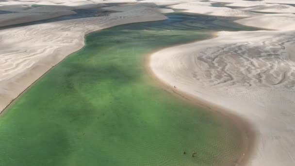 レニス マランヘスの空中写真 新鮮な水のプールと白い砂丘 砂漠だ バーレリンだ マラナオ国立公園 ストック動画