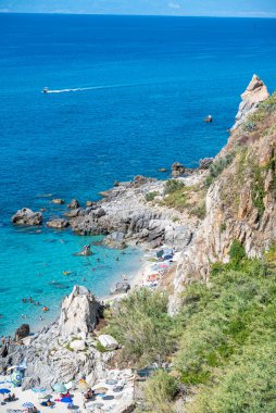 Parghelia, Tropea 'daki Michelino sahilinin havadan görüntüsü. Calabria. İtalya. Şeffaf deniz ve lüks doğa. Avrupa 'nın en güzel plajı.