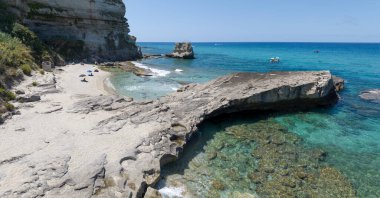 Petri i Mulinu plajı ve İskelet Mağarası, Tropea, Calabria, İtalya 'nın havadan görünüşü. Deniz manzaralı, panoramik manzaralı. Şeffaf deniz