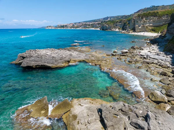 Petri i Mulinu plajı ve İskelet Mağarası, Tropea, Calabria, İtalya 'nın havadan görünüşü. Deniz manzaralı, panoramik manzaralı. Şeffaf deniz. Arka planda tropez
