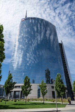 Mimarlık. Milano 'nun göbeğindeki binaların tasarımı. Piazza Gae Aulenti 'deki gökdelenler ve binalar. Unicredit kulesi ve Bosco Verticale kulenin aynalı camına yansıyor. 08-08-2023. İtalya