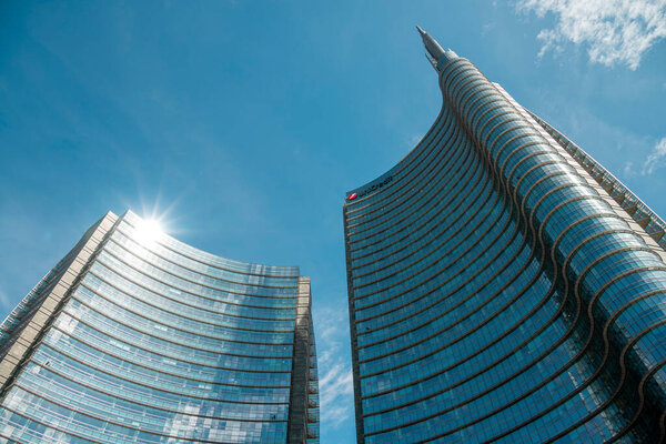 Башня Unicredit, площадь Gae Aulenti, Милан, Италия. 08.08.2023. Вид на башню Unicredit, самый высокий небоскреб в Италии.
