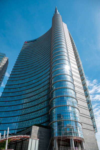 Башня Unicredit, площадь Gae Aulenti, Милан, Италия. 8-8-2023. Вид на башню Unicredit, самый высокий небоскреб в Италии.