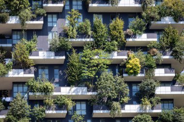 Bosco Verticale 'nin balkonları ve terasları yeşil bitkilerle dolu. Bahar geldi. 0808-2023. Milan, Porta Nuova gökdelen evleri, İtalya. Bam, biblioteca degli alberi Milano
