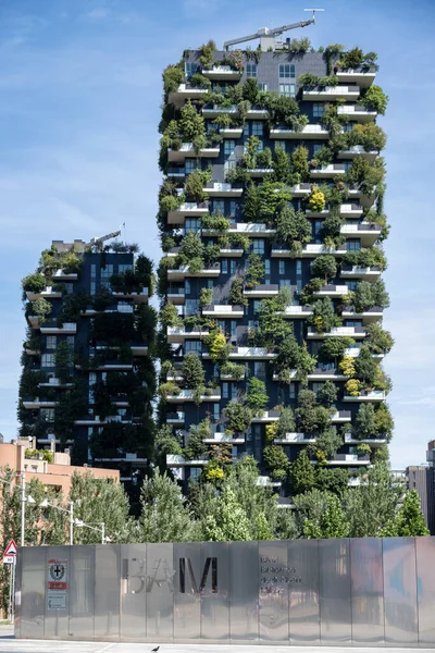 Bosco Verticale Nin Balkonları Terasları Yeşil Bitkilerle Dolu Bahar Geldi — Stok fotoğraf
