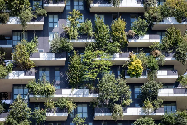 Widok Balkony Tarasy Bosco Verticale Pełne Zielonych Roślin Wiosna 0808 — Zdjęcie stockowe