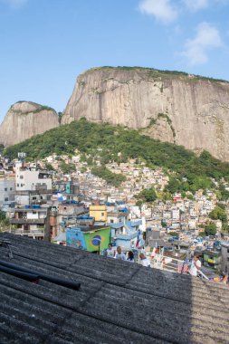 Brezilya: Rocinha dağları ve ufuk çizgisi, Rio de Janeiro 'nun güney bölgesindeki ünlü gecekondu mahallesi, Gavea, Sao Conrado ve Vidigal bölgeleri arasındaki en büyük gecekondu mahallesi. 