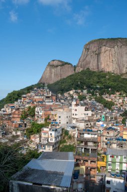 Brezilya: Rocinha dağları ve ufuk çizgisi, Rio de Janeiro 'nun güney bölgesindeki ünlü gecekondu mahallesi, Gavea, Sao Conrado ve Vidigal bölgeleri arasındaki en büyük gecekondu mahallesi. 