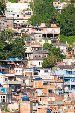 Brezilya: Rocinha 'nın ufuk çizgisi ve detaylı görüntüsü, Rio de Janeiro' nun güney bölgesindeki ünlü gecekondu mahallesi, Gavea, Sao Conrado ve Vidigal bölgeleri arasındaki en büyük gecekondu mahallesi. 