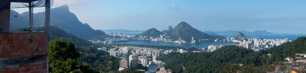 ブラジル リオデジャネイロから見たポストカードのスカイライン 市の最も有名なファヴェーラ ガヴァーア サンコナードとヴィディガル地区との間で国の最大のスラム — ストック写真