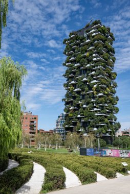 Bosco Verticale 'nin balkonları ve terasları yeşil bitkilerle dolu. Bahar geldi. 08-08-2023. Milan, Porta Nuova gökdelen evleri, İtalya. Bam, biblioteca degli alberi Milano