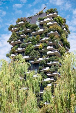 Bosco Verticale 'nin balkonları ve terasları yeşil bitkilerle dolu. Bahar geldi. 08-08-2023. Milan, Porta Nuova gökdelen evleri, İtalya. Bam, biblioteca degli alberi Milano