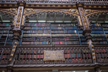 Rio de Janeiro, Brezilya, 06-07-2023: Time dergisi için dünyanın en güzel 4. kütüphanesi olan Portekiz Kraliyet Okuma Kabinesi 'nin okuma odası.
