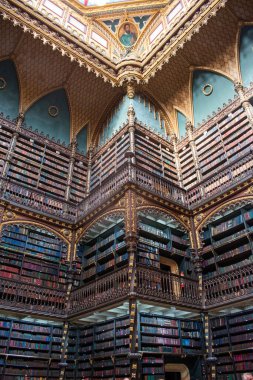 Rio de Janeiro, Brezilya, 06-07-2023: Time dergisi için dünyanın en güzel 4. kütüphanesi olan Portekiz Kraliyet Okuma Kabinesi 'nin okuma odası.