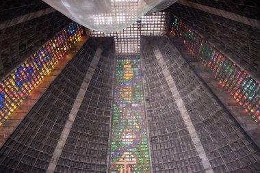 Rio de Janeiro, Brezilya, 06-07-2023: Ahşap haç, dekore edilmiş cam ve konik Maya piramit yapısı Metropolitan St. Sebastian Katedrali, Edgar de Oliveira da Fonseca tarafından tasarlandı.