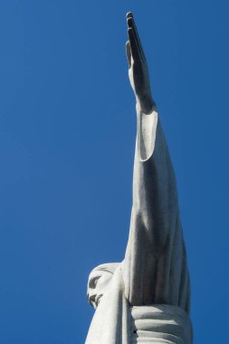 Brezilya, 06-05-2023: Rio de Janeiro 'nun sembolü Kurtarıcı İsa, modern dünyanın yedi harikasından biri olan Corcovado Dağı' nın tepesinde heykeltıraş Paul Landowski tarafından tasarlanan deco-stil heykel