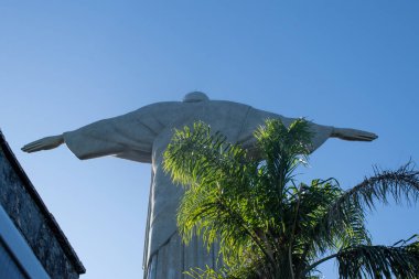 Brezilya, 06-05-2023: Kurtarıcı İsa 'nın arkası, Rio de Janeiro' nun sembolü, modern dünyanın yedi harikasından biri olan Corcovado Dağı 'nın tepesindeki heykeltıraş Paul Landowski' nin deco tarzı heykeli.